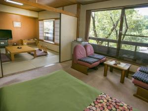 Pokój z salonem z dużym oknem w obiekcie Wafu Ryokan Misato w mieście Minamioguni
