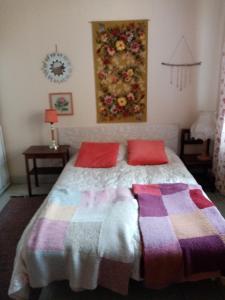 sypialnia z łóżkiem z 2 czerwonymi poduszkami w obiekcie Foggy Island B&B w mieście Kaskö