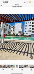 uma vista de uma piscina em um prédio em Giana’s stays with pool em Mombaça