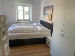 Łóżko lub łóżka w pokoju w obiekcie Wohnen im ehemaligen Kloster in Schörfling am Attersee