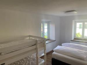 Łóżko lub łóżka w pokoju w obiekcie Wohnen im ehemaligen Kloster in Schörfling am Attersee