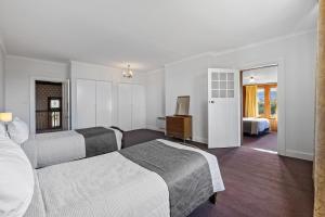 a hotel room with two beds and a television at Riverfront Motel & Restaurant in Hobart +62 photos