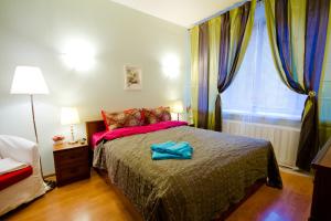 モスクワにあるLakshmi Apartment Krasnye Vorotaのベッドルーム1室(青いタオル付きのベッド1台付)