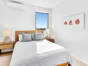 Postel nebo postele na pokoji v ubytování White Sails 3 - Views over Convent Beach + 14 fotografií