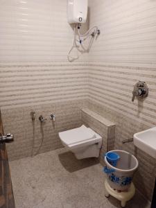 uma casa de banho com um WC e um lavatório em Hotel Karnavati em Ahmedabad