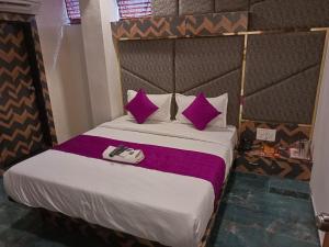 Cama ou camas em um quarto em Hotel Karnavati
