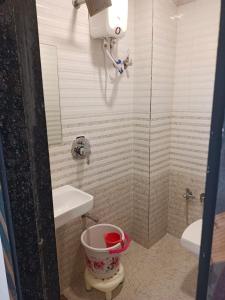 アーメダバードにあるHotel Karnavatiのバスルーム(トイレ、洗面台、シャワー付)
