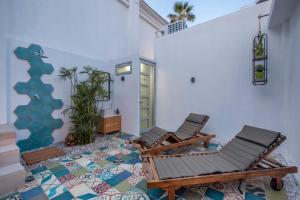 a room with two lounge chairs and a tile floor at Quinta Lolita - La Paz Baja California Sur in La Paz