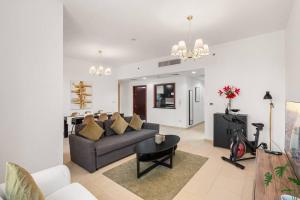 - un salon avec un canapé et une table dans l'établissement Sunkissed holiday homes 2-3BR Apartments on JBR beach near mall & metro & bluewaters Island, à Dubaï