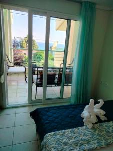 una camera da letto con un letto e vista su un balcone di Dionysus View a Kassandra (Kassandria)