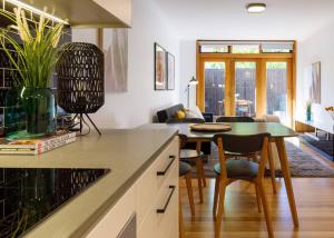 Zona d'estar a 2 Bdrm Apt in Annandale with Courtyard & Parking