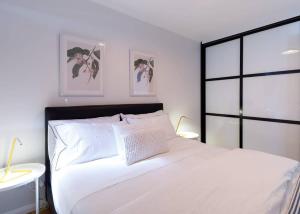 Llit o llits en una habitació de 2 Bdrm Apt in Annandale with Courtyard & Parking