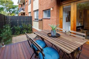 Balcó o terrassa a 2 Bdrm Apt in Annandale with Courtyard & Parking