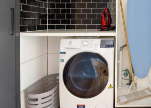 Foto de la galeria de 2 Bdrm Apt in Annandale with Courtyard & Parking a Sydney