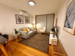 Zona d'estar a 2 Bdrm Apt in Annandale with Courtyard & Parking