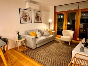 Zona d'estar a 2 Bdrm Apt in Annandale with Courtyard & Parking