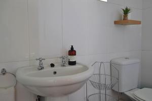 Koupelna v ubytování Amber Collection + 50 fotografií