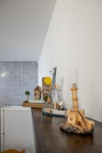 stół z miniaturowymi figurkami na górze w obiekcie Estrella Studios w Chanii