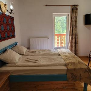 Ce lit se trouve dans un dortoir doté d'une fenêtre. dans l'établissement Natura Tusnad, à Băile Tuşnad