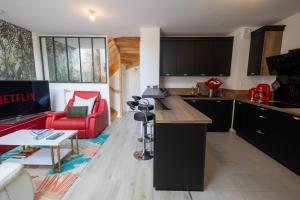 Η κουζίνα ή μικρή κουζίνα στο DUPLEX Complet - PROCHE DYSNEY LAND PARIS +32 φωτογραφίες