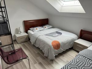 Tempat tidur dalam kamar di Appartement Bes,, Attique neuf avec confort