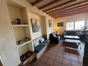 a living room with a couch and a table at Casa Rural LA PICOTILLA in Martiherrero