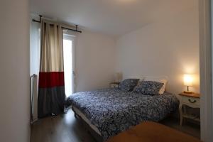 um quarto com uma cama e uma janela em DUPLEX Luxury-Appart - DYSNEY LAND PARIS em Bussy-Saint-Georges