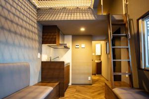 Habitación pequeña con litera y cocina en LCO-Resort, en Takizawa