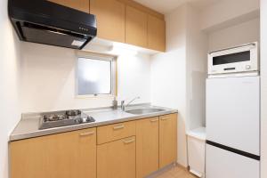 a kitchen with a sink and a microwave at Residence Stay Hanzomon - レジデンススティ半蔵門 in Tokyo +43 photos
