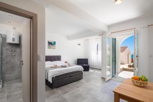 ein Schlafzimmer mit einem Bett und einer Glasschiebetür in der Unterkunft Villa Gajeta in Sevid + 37 Fotos