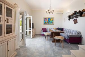 ein Wohnzimmer mit einem Sofa und einem Tisch in der Unterkunft Villa Gajeta in Sevid