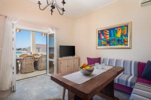 ein Wohnzimmer mit Tisch und Couch in der Unterkunft Villa Gajeta in Sevid