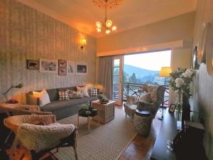 een woonkamer met een bank en stoelen bij Green Hill Tanah Rata Cameron Highland in Tanah Rata