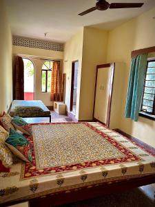 齋浦爾的住宿－JWALA JAIPUR，卧室配有两张床,地板上铺有地毯。