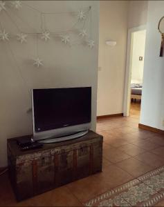 Televízia a/alebo spoločenská miestnosť v ubytovaní Le Affinità Selettive