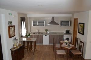 a kitchen and dining room with a table and chairs at Casa Isabel in Zuheros