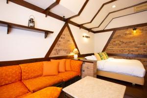 un soggiorno con un divano e un letto di LCO-Resort a Takizawa