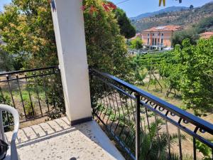 Aussicht vom Balkon eines Hauses in der Unterkunft IL VIGNETO in Diano Castello