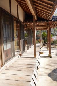 Kawashimaさぬきリトリート 繋安芯堂的带有窗户的木质走道的建筑