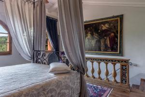 Un dormitorio con una cama con un cuadro en la pared. en Villa dei fiori, en Castelfiorentino 29 fotos más