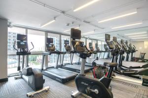 Fitness centrum a/nebo fitness zařízení v ubytování Gold Coast 1BR w Gym Pool nr Magnificent Mile CHI-221