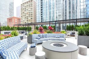 Posezení v ubytování Gold Coast 1BR w Gym Pool nr Magnificent Mile CHI-221