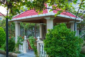 Дом тсивадзе في كوبوليتي: شرفة صغيرة مع سقف احمر