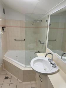 Ένα μπάνιο στο Horizons 424 Lake Jindabyne Waterfront 2 Bedroom Apartment +17 φωτογραφίες