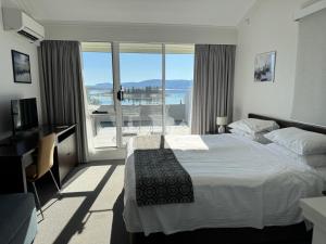 Ένα ή περισσότερα κρεβάτια σε δωμάτιο στο Horizons 424 Lake Jindabyne Waterfront 2 Bedroom Apartment