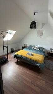a bedroom with a bed in the corner of a room at En plein cœur du village Appartement lionceau in Riquewihr