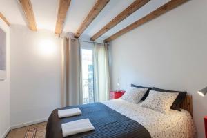 a bedroom with a large bed and a window at Central Verdete in Barcelona