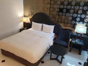 sypialnia z łóżkiem, krzesłem i biurkiem w obiekcie Hotel Doma Myeongdong w Seulu