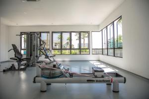 - une salle de sport avec un tapis de course et une machine elliptique dans l'établissement I Soho @ I City by Bai Yi # 083a, à Shah Alam