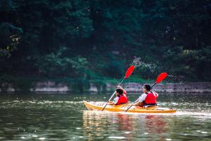 dos personas en un kayak en el agua en Great wall adventure park, en Jiuduhe